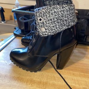 Black booties with sweater material